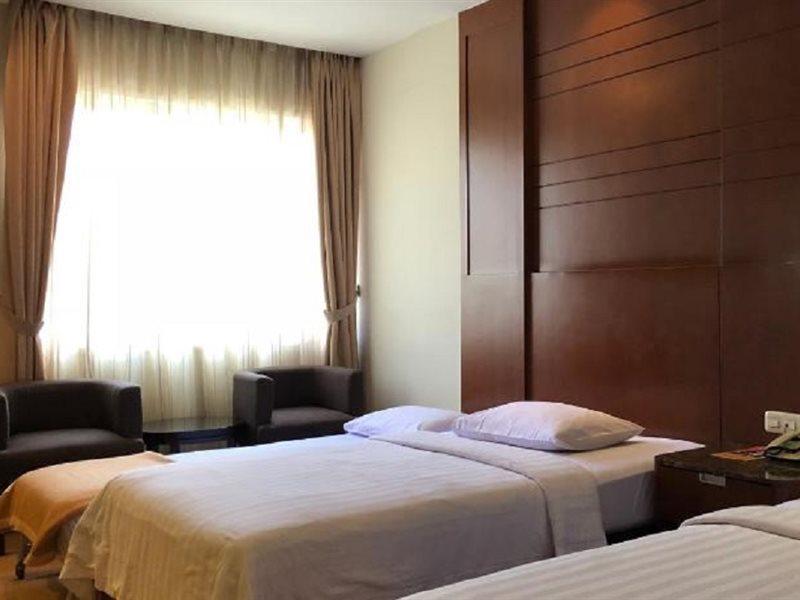 Grand Sakura Hotel Medan Exteriör bild