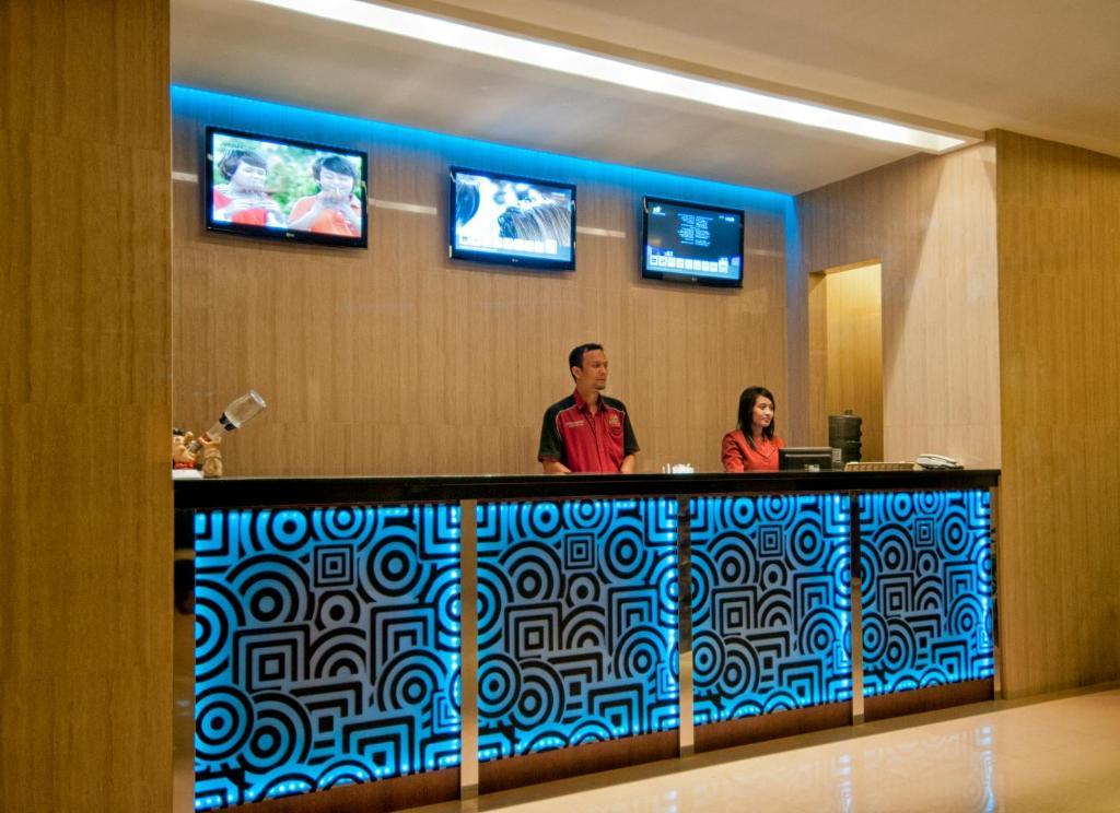Grand Sakura Hotel Medan Exteriör bild