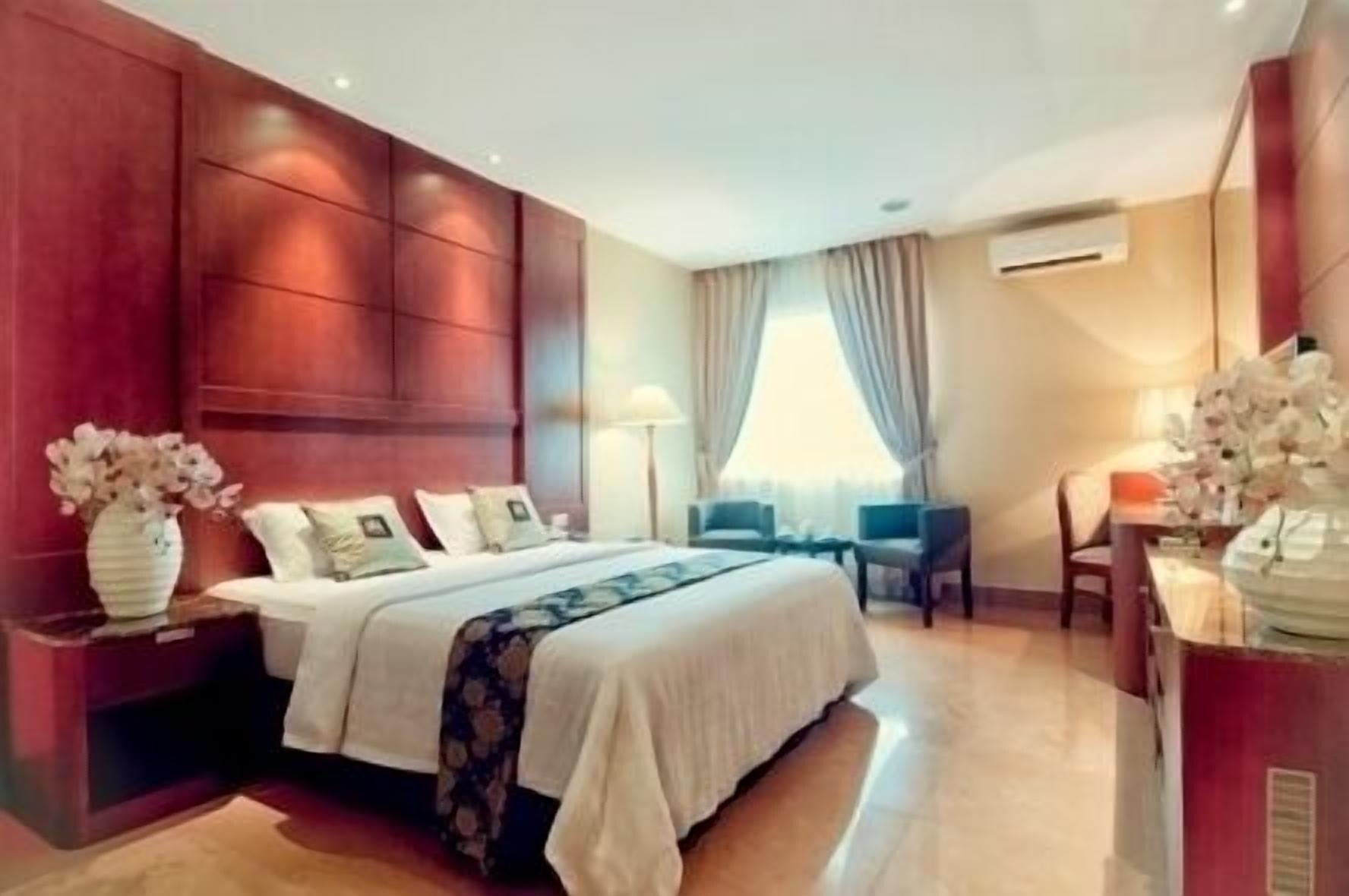 Grand Sakura Hotel Medan Exteriör bild