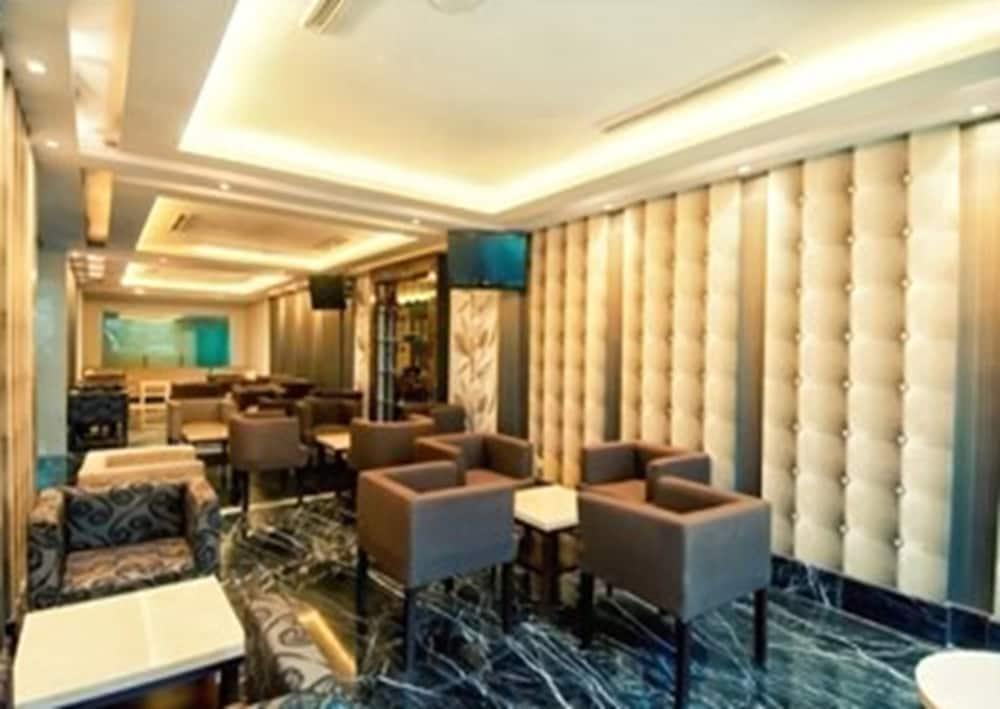 Grand Sakura Hotel Medan Exteriör bild