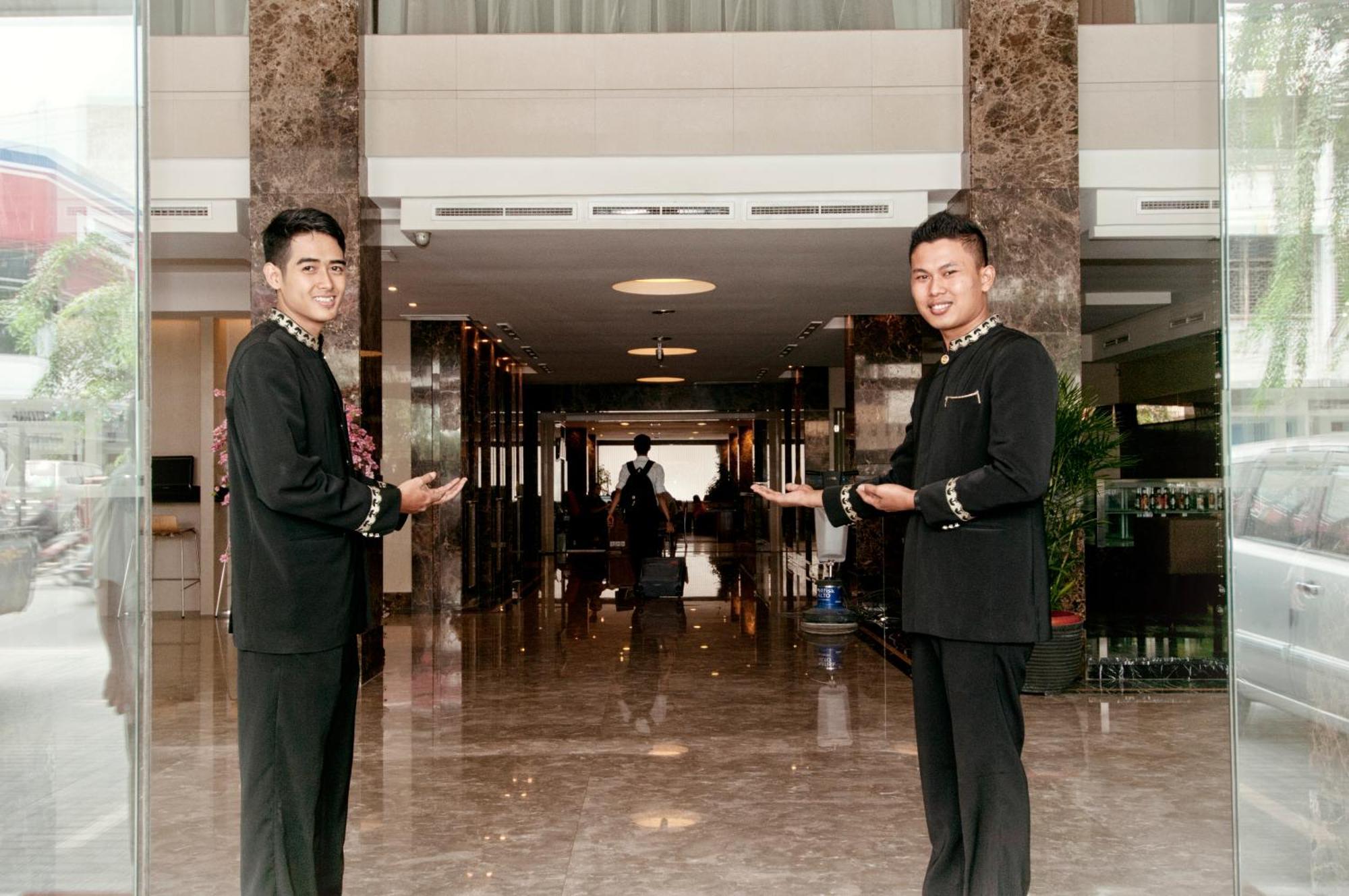 Grand Sakura Hotel Medan Exteriör bild