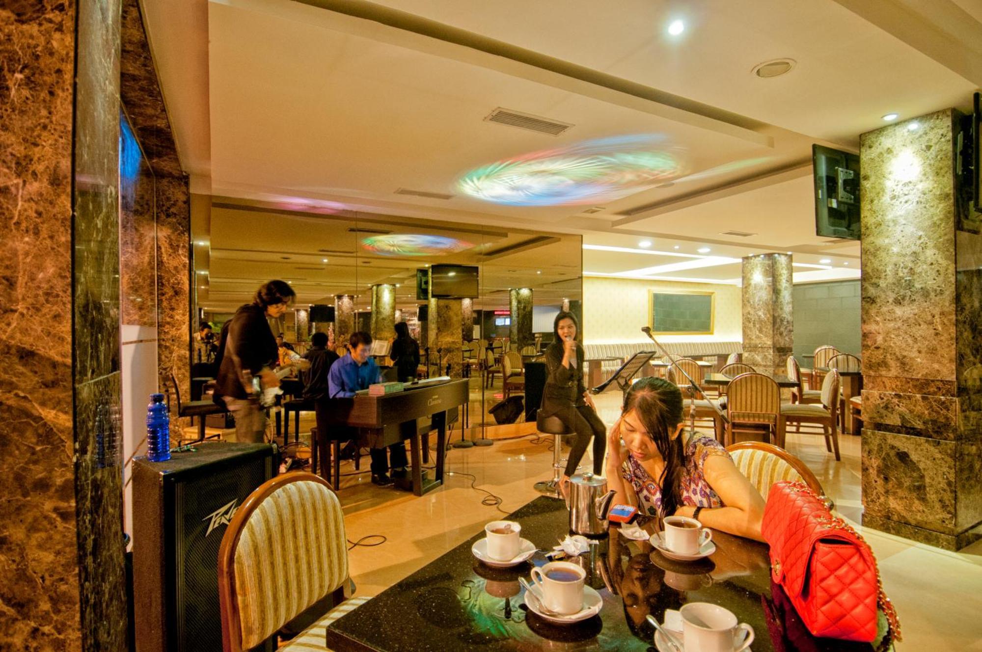 Grand Sakura Hotel Medan Exteriör bild