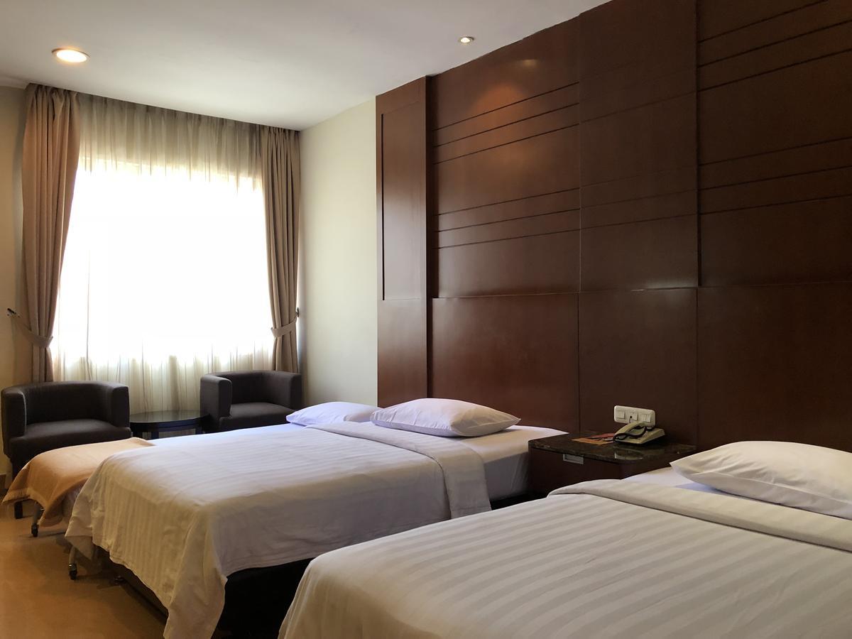 Grand Sakura Hotel Medan Exteriör bild