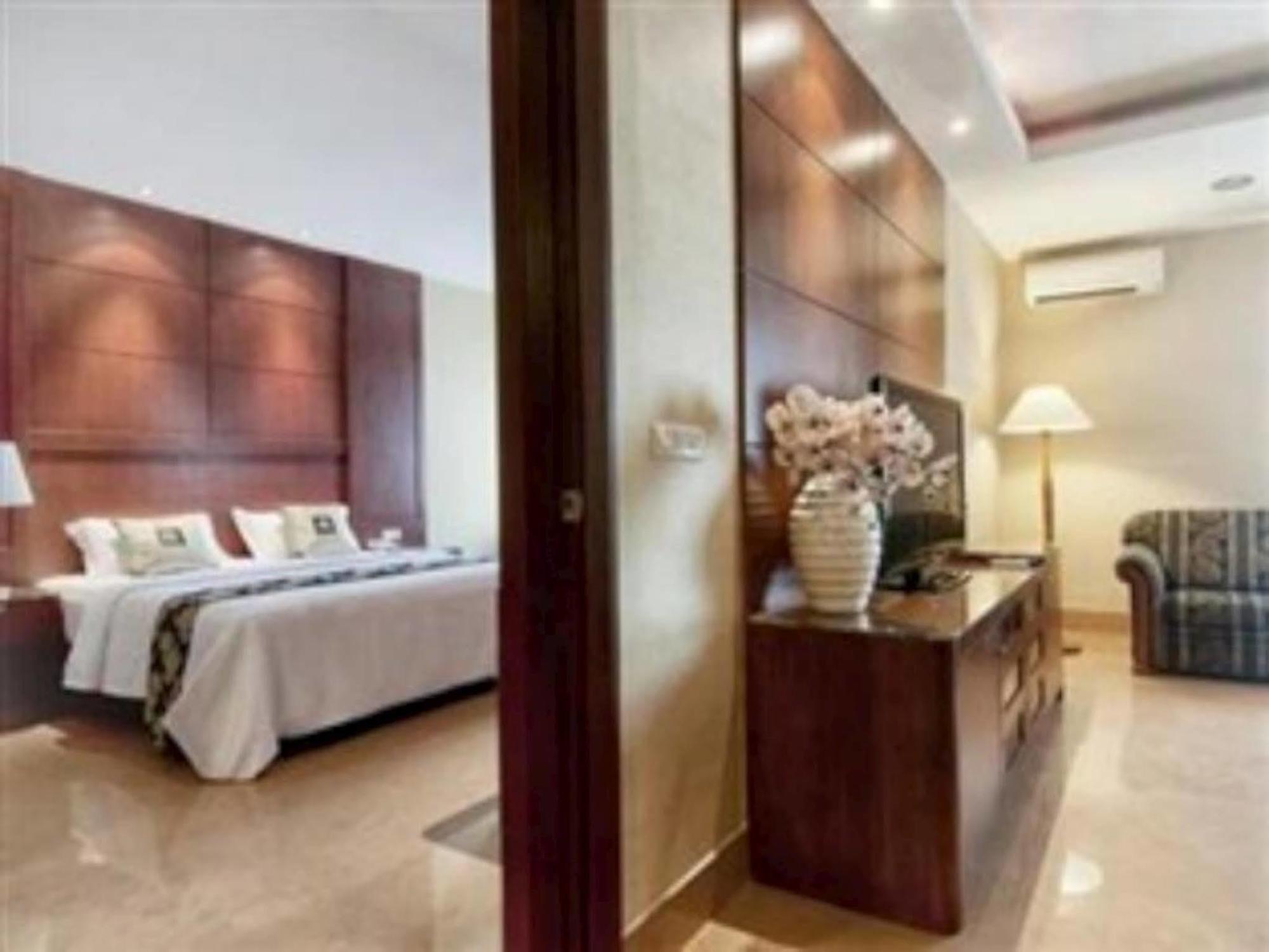 Grand Sakura Hotel Medan Exteriör bild